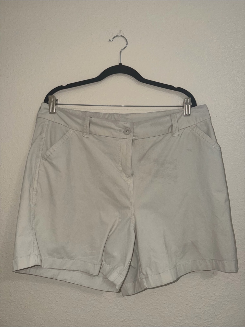 Vineyard Vines Women's Light Beige Performance Shorts